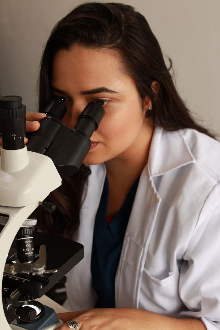 Dra. Marcella Moreira, pós-graduada em Dermatologia Veterinária, observando amostra ao microscópio